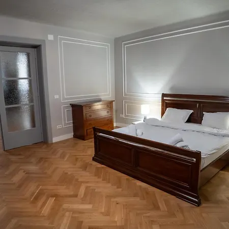 Barrique 20 - Breakfast Delivered & Minibar - Old Town Apartamento Braşov